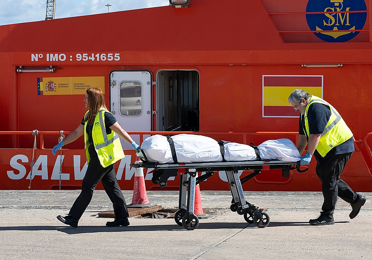 Salvamento Marítimo ha rescatado el sábado a unas 100 personas subsaharianas y magrebí, uno de ellos fallecido