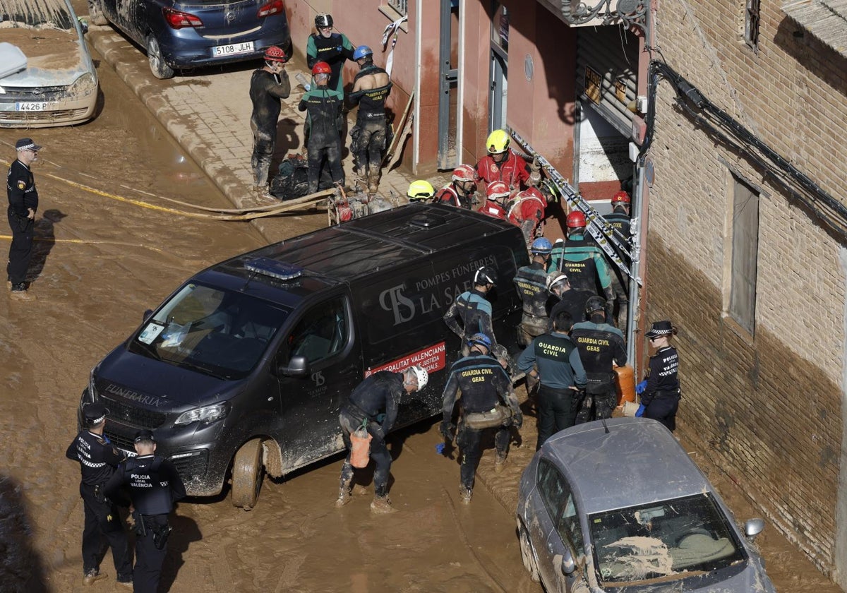 Efectivos de la Guardia Civil, Policía Local de Valencia y otros cuerpos de emergencias trabajan en la limpieza por la DANA este lunes en Valencia