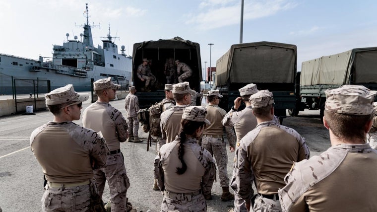 Militares tras atracar el buque anfibio Galicia en el puerto de Valencia, este lunes