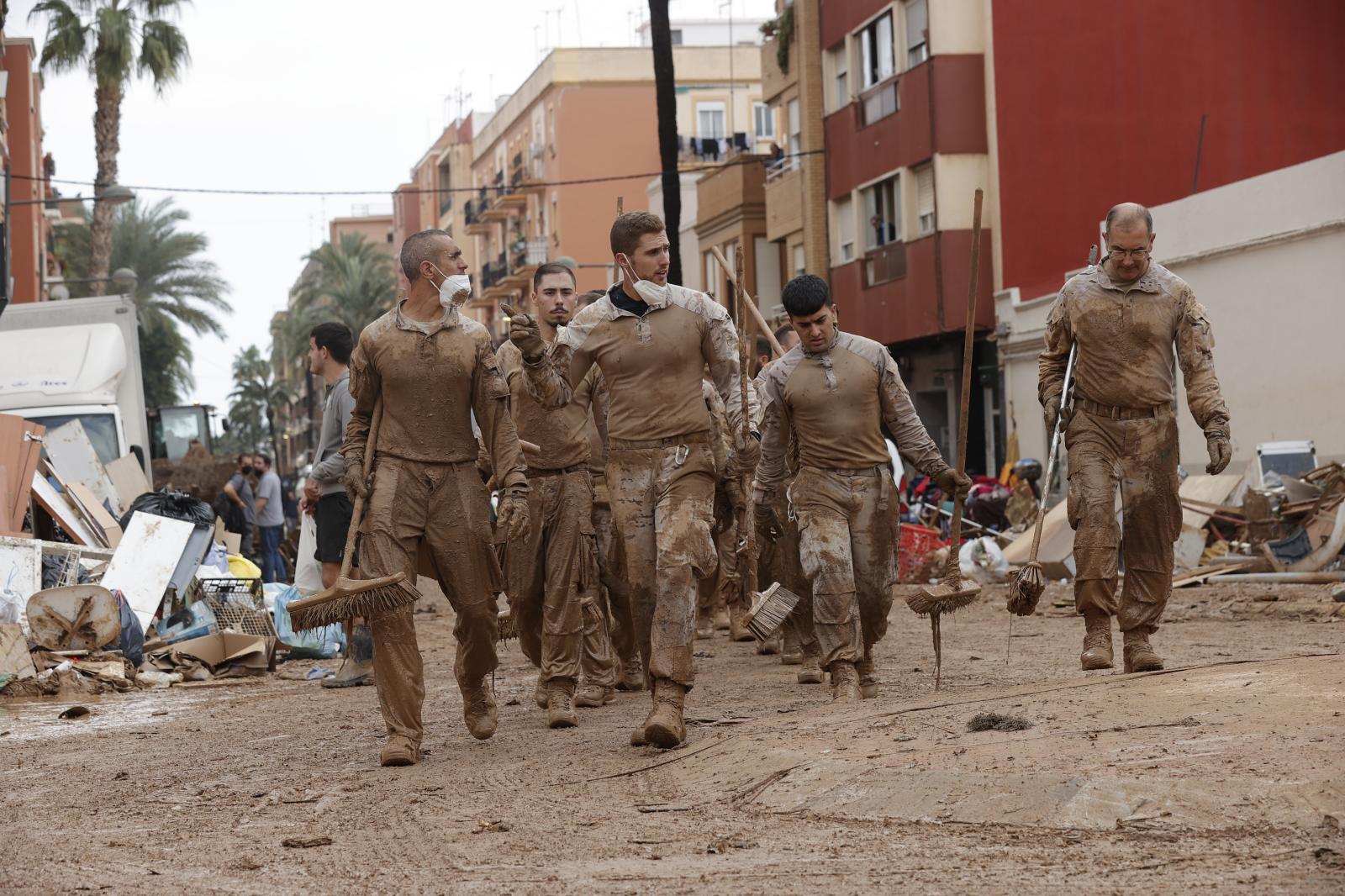 Un grupo de militares trabaja en la limpieza de las calles de Paiporta,