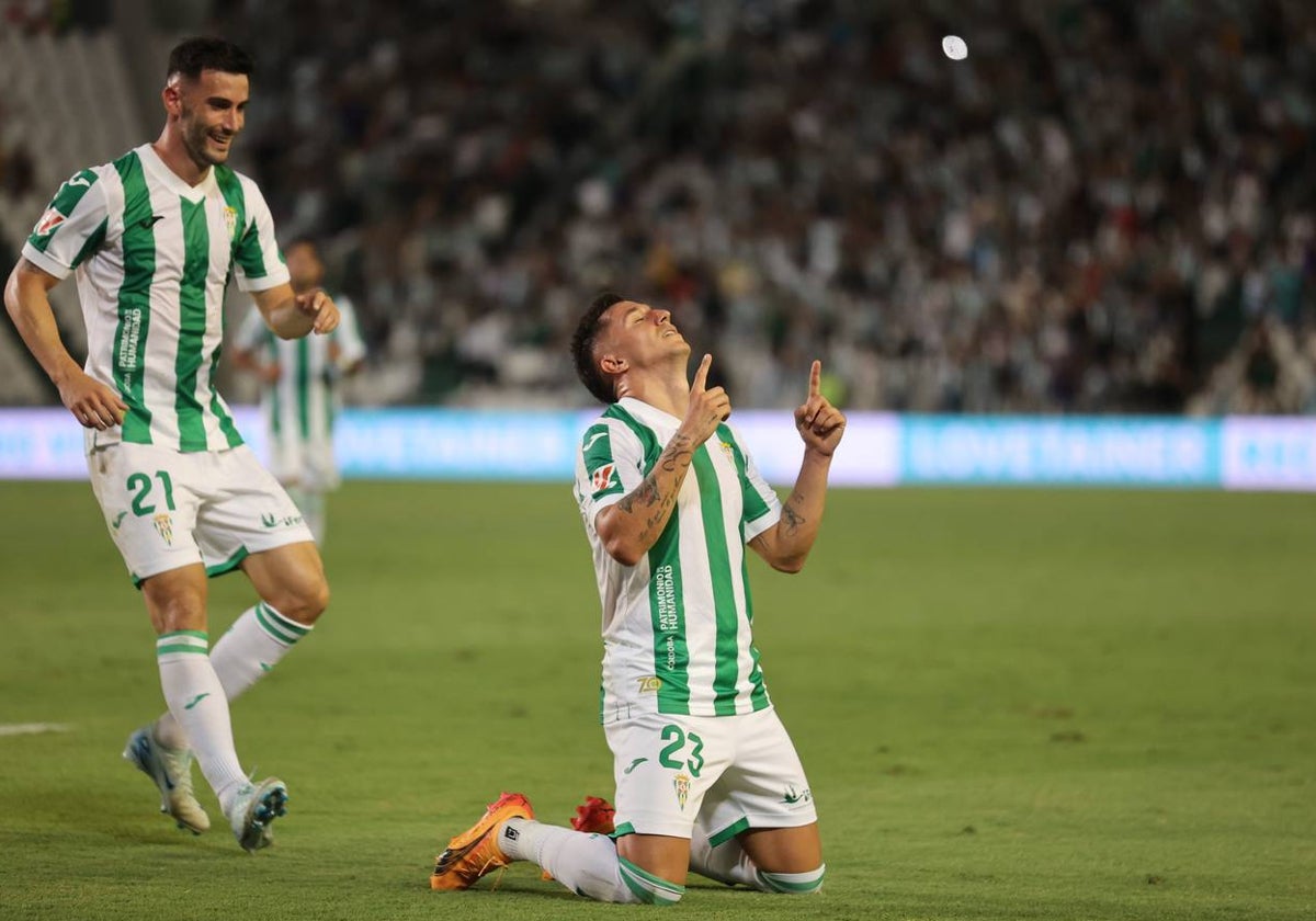 Carracedo y Albarrán celebran un gol en El Arcángel esta temporada