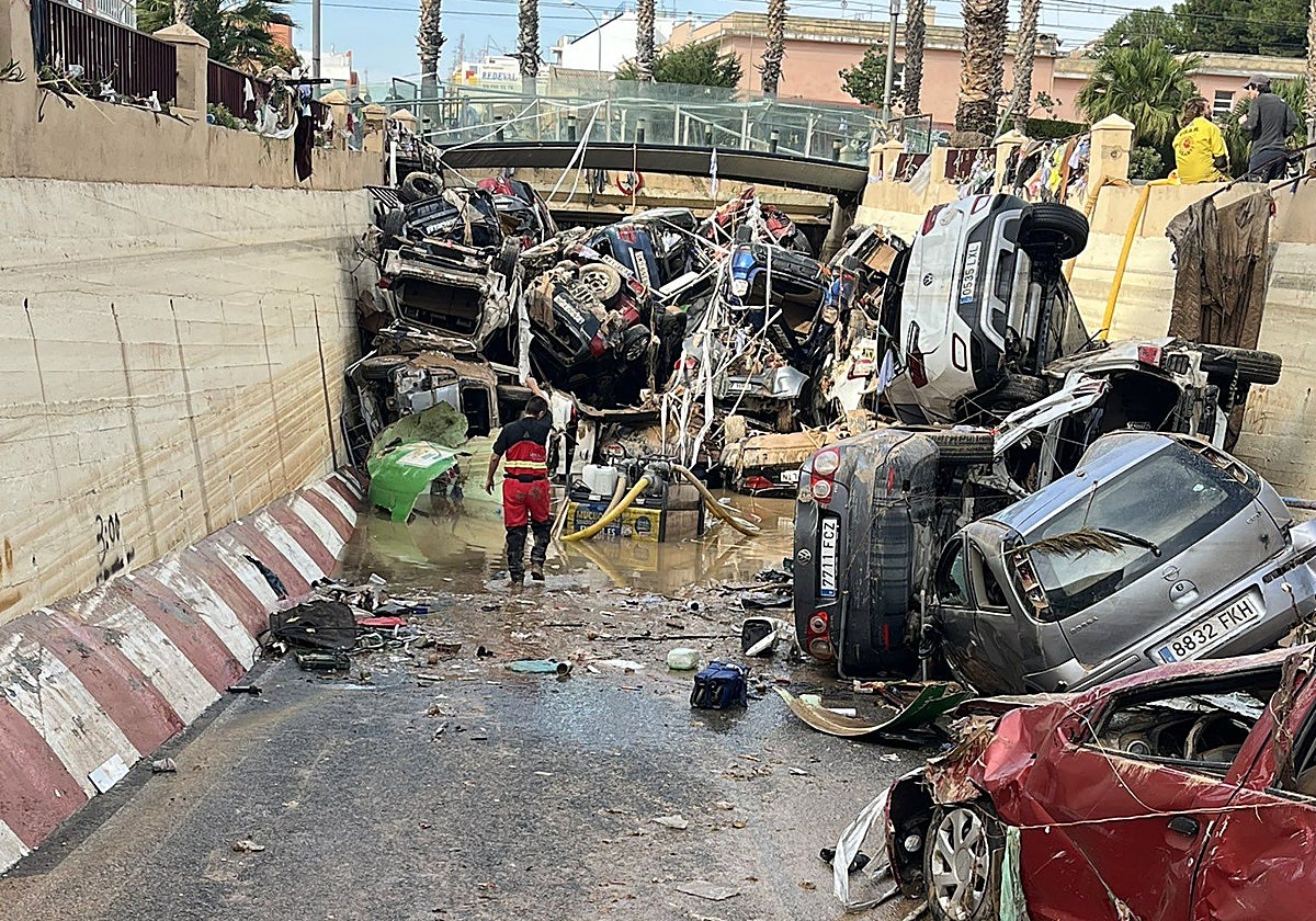 Imagen tomada por un voluntario durante la extracción de vehículos de un paso inferior entre Alfafar y Benetússer