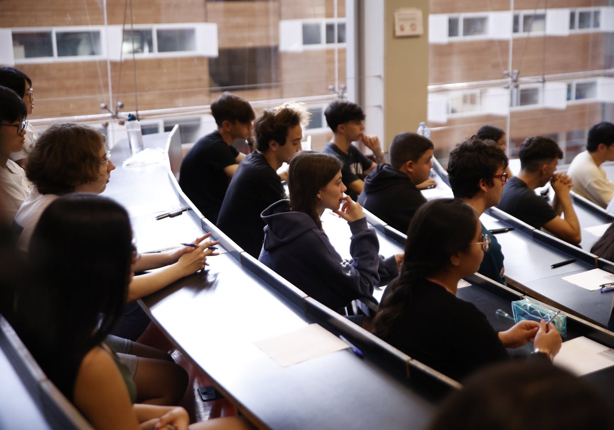 Varios alumnos universitarios en un aula