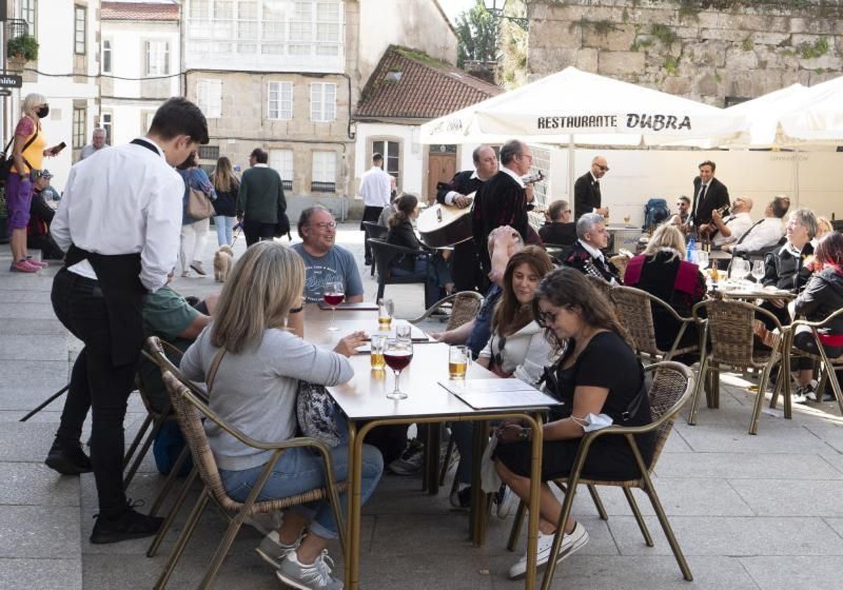 Turistas en una terraza en Santiago de Compostela en una imagen de archivo