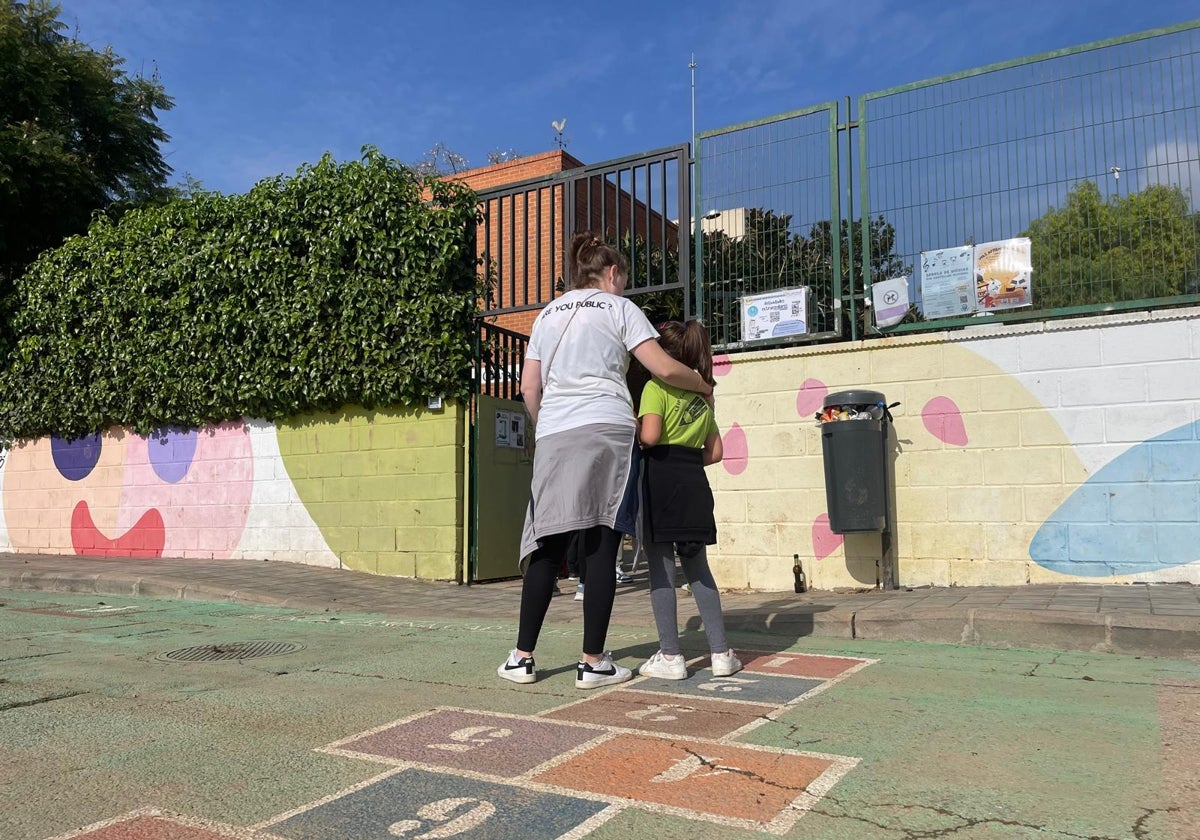 Una madre recoge a su hija de clase en el CEIP Castellar-l'Oliveral, el primero en reabrir en las zonas afectadas por la DANA en Valencia