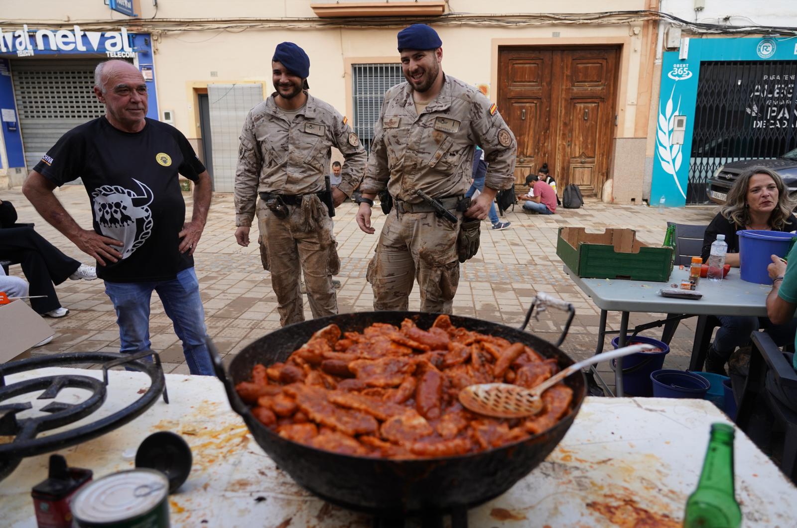 Voluntarios dan de comer a los afectados por la DANA