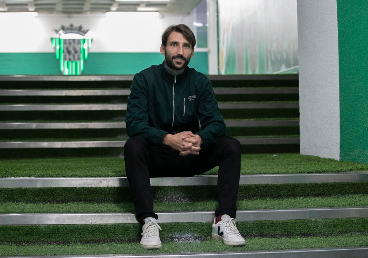 El centrocampista blanquiverde Álex Bernal posa para una entrevista con ABC