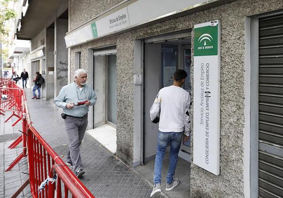 Usuarios acceden a una oficina del Servicio Andaluz de Empleo en Córdoba