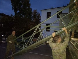 Ya funciona la pasarela peatonal en Landete, pero aún siguen cortadas dos vías en el pueblo y otras tres carreteras