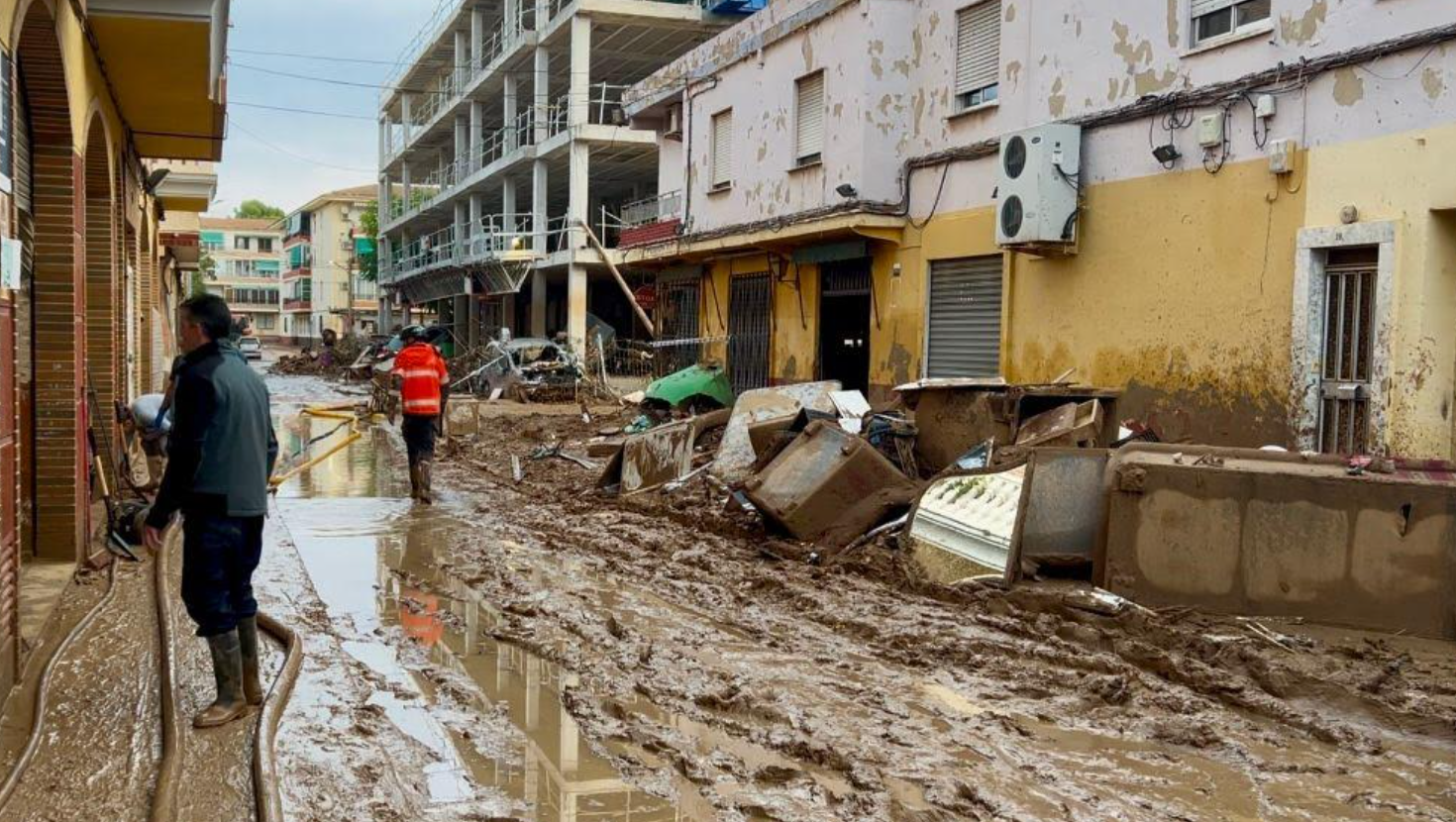 Vaciando subterráneos y revisando coches, así ha sido la larga noche del equipo canario en la dana de Valencia
