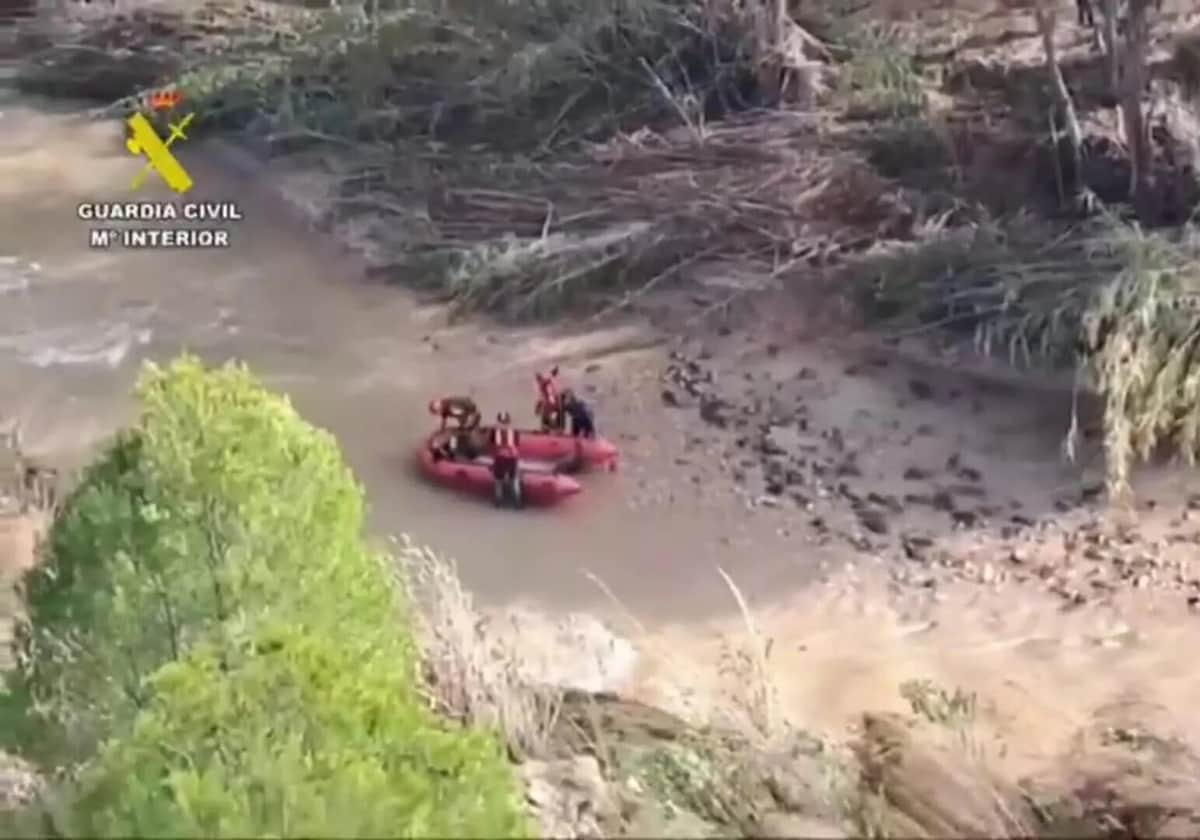 Imágenes aéreas de las tareas de rescate de la unidad subacuática de la Guardia Civil en Letur