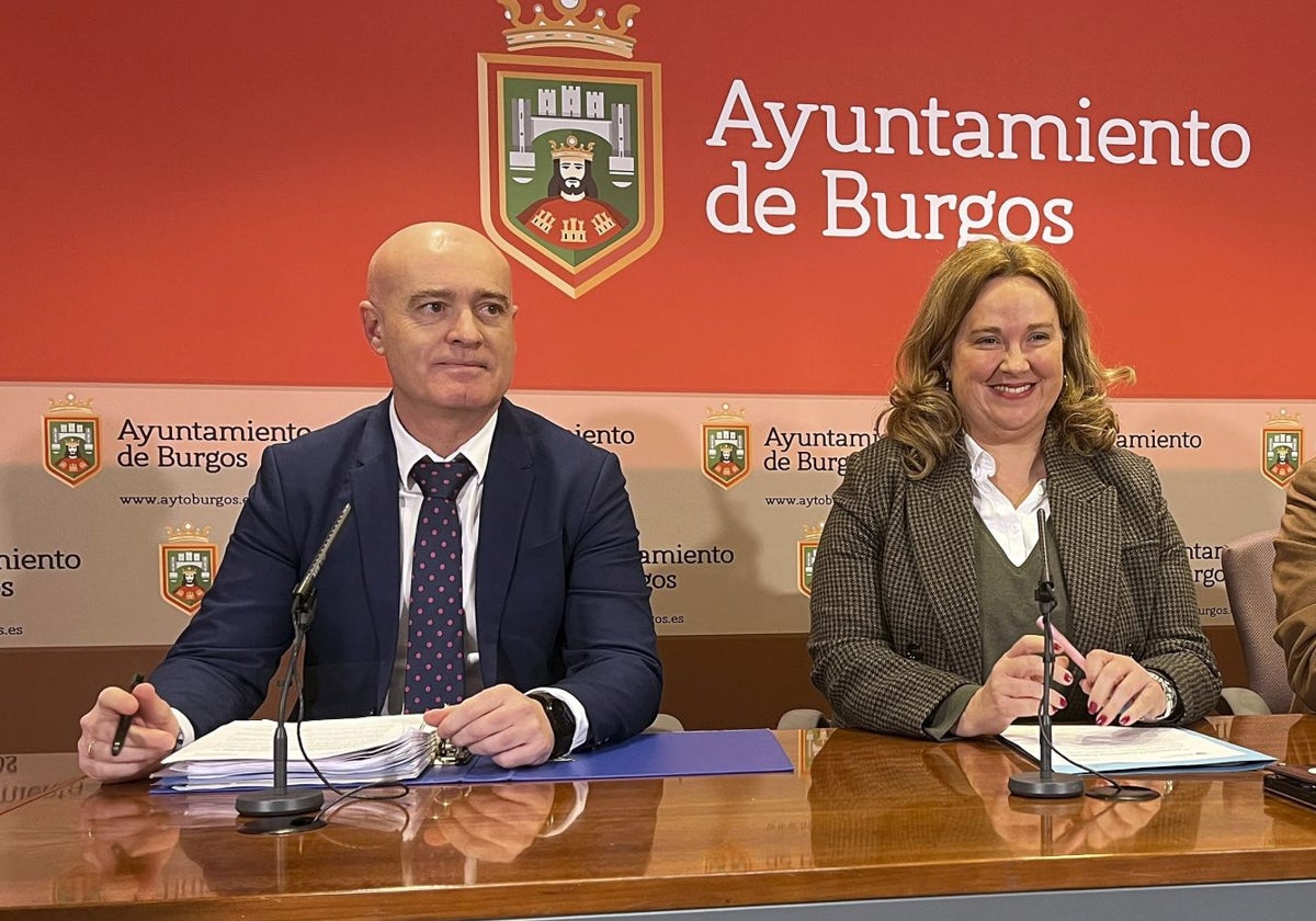 La alcaldesa de Burgos, Cristina Ayala, y el concejal de Hacienda, Ángel Manzanedo, en una imagen de archivo