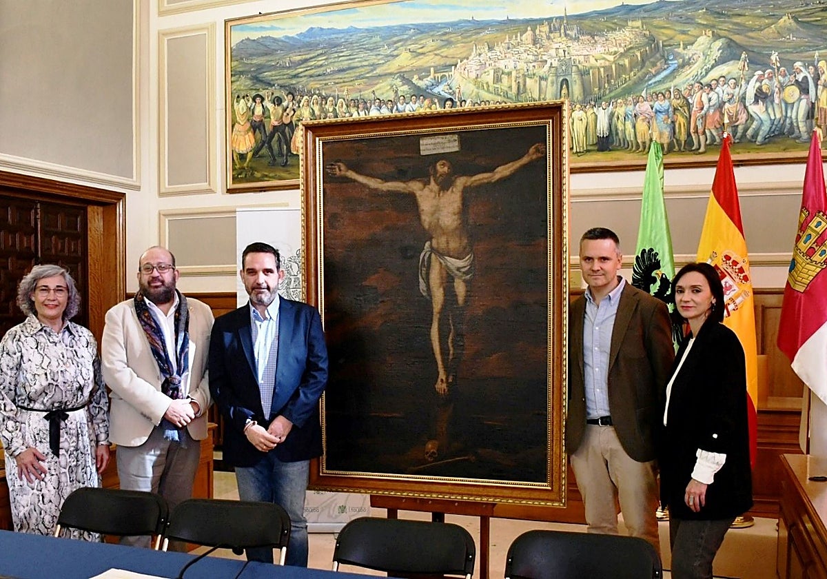 María Campos, Tomás Arribas, Joaquín Romera, Luis Alberto Pérez y Soledad Mancebo posan junto a 'El Cristo crucificado' de Luis Tristán, una de las obras que aporta la Diputación de Toledo a la exposición