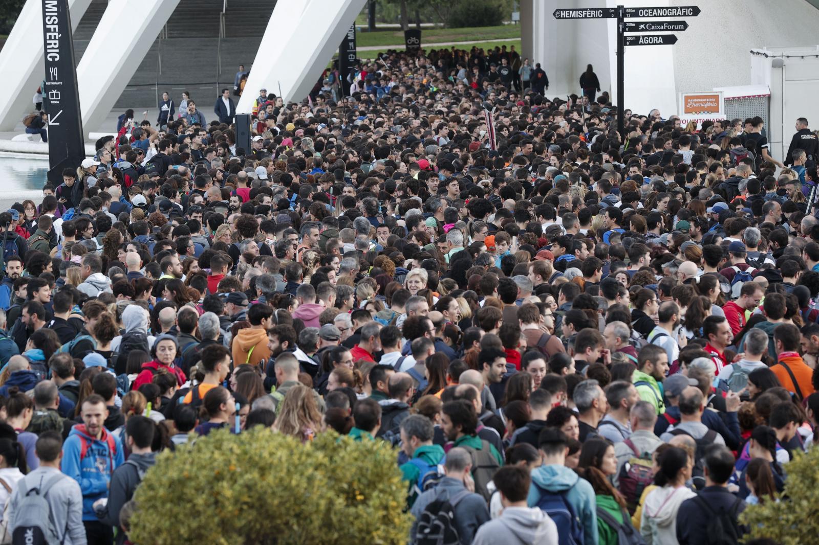 Miles de personas se han acercado este sábado hasta la Ciudad de las Artes y las Ciencias para presentarse como voluntarios para ayudar en las labores de reconstrucción