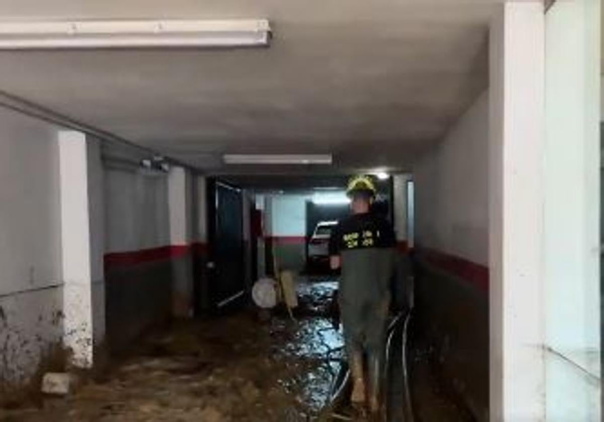 Un efectivo del SEIS en un garaje achicando agua