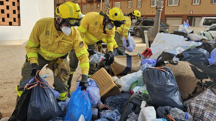 El despliegue canario retira toneladas de barro de calles y casas en la dana de Valencia