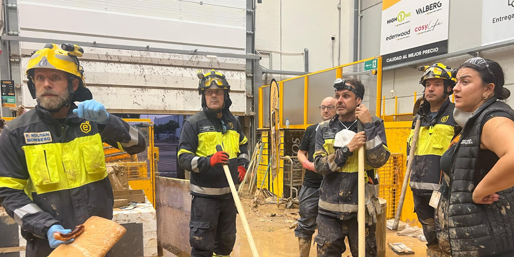 El despliegue de Canarias retira toneladas de barro de las calles y viviendas de Dana de Valencia