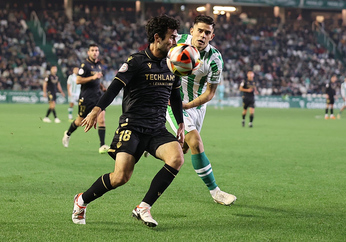 Kuki Zalazar persigue a un rival del Castellón la pasada temporada en El Arcángel