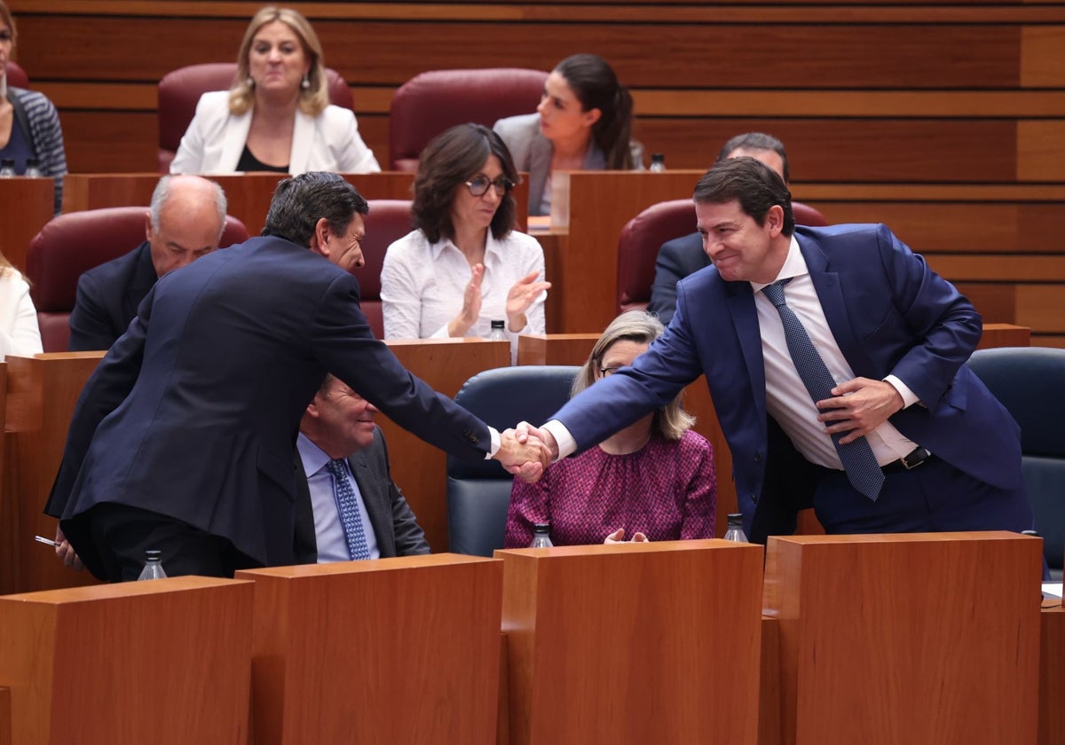 El presidente de la Junta, Alfonso Fernández Mañueco, estrecha la mano del consejero de Economía, Juan Carlos Fernández Carriedo.