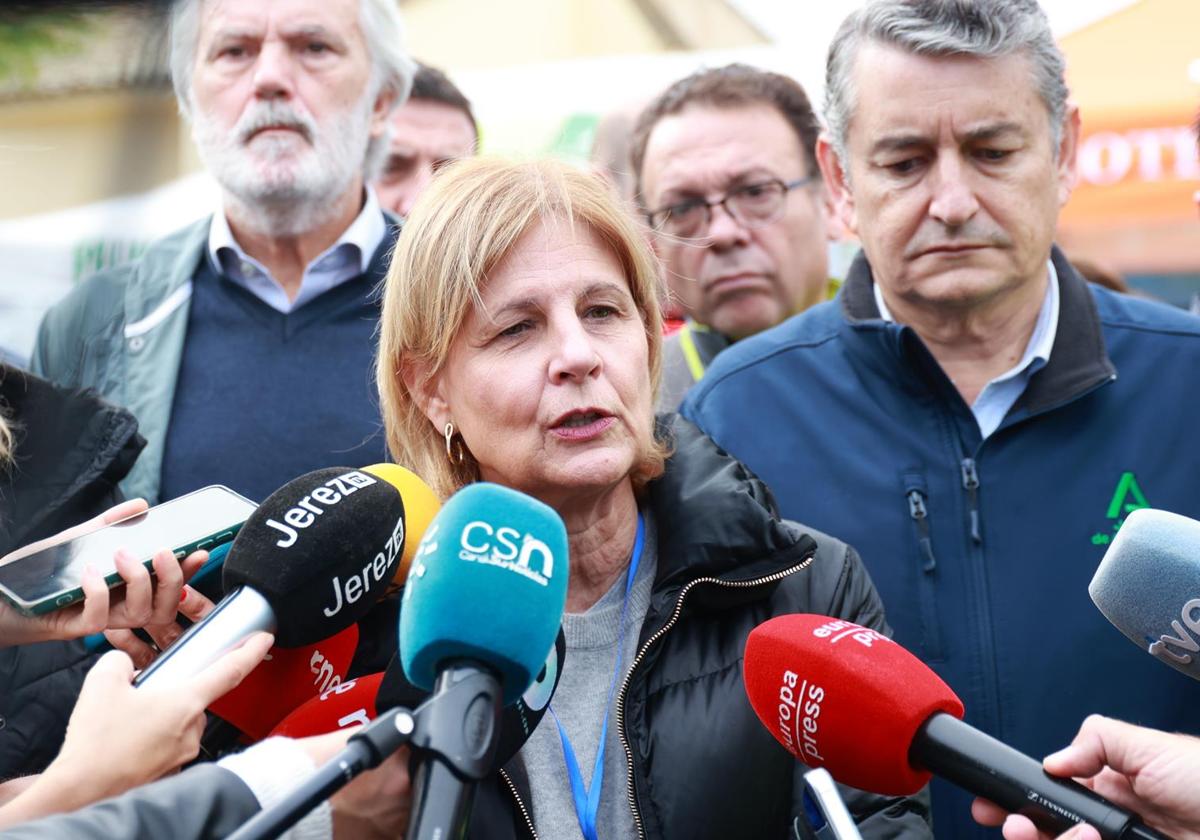 María José García-Pelayo, atendiendo a los medios en el puesto de mando avanzado por el temporal de lluvias