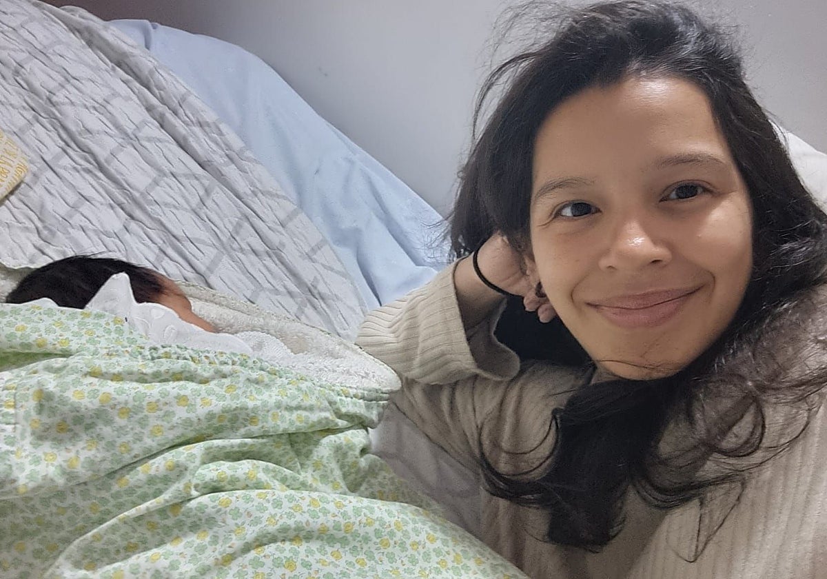 Imagen de Karina junto a su hijo Eliam, que nació el pasado sábado