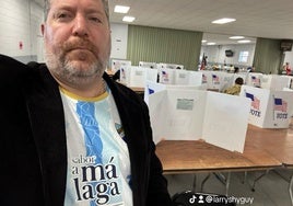 Larry Shy, el influencer americano enamorado de España, vota a Trump con una camiseta del Málaga CF