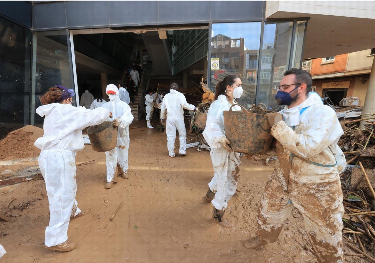 Voluntarios realizan labores de limpieza en una zona afectada por la DANA en Valencia