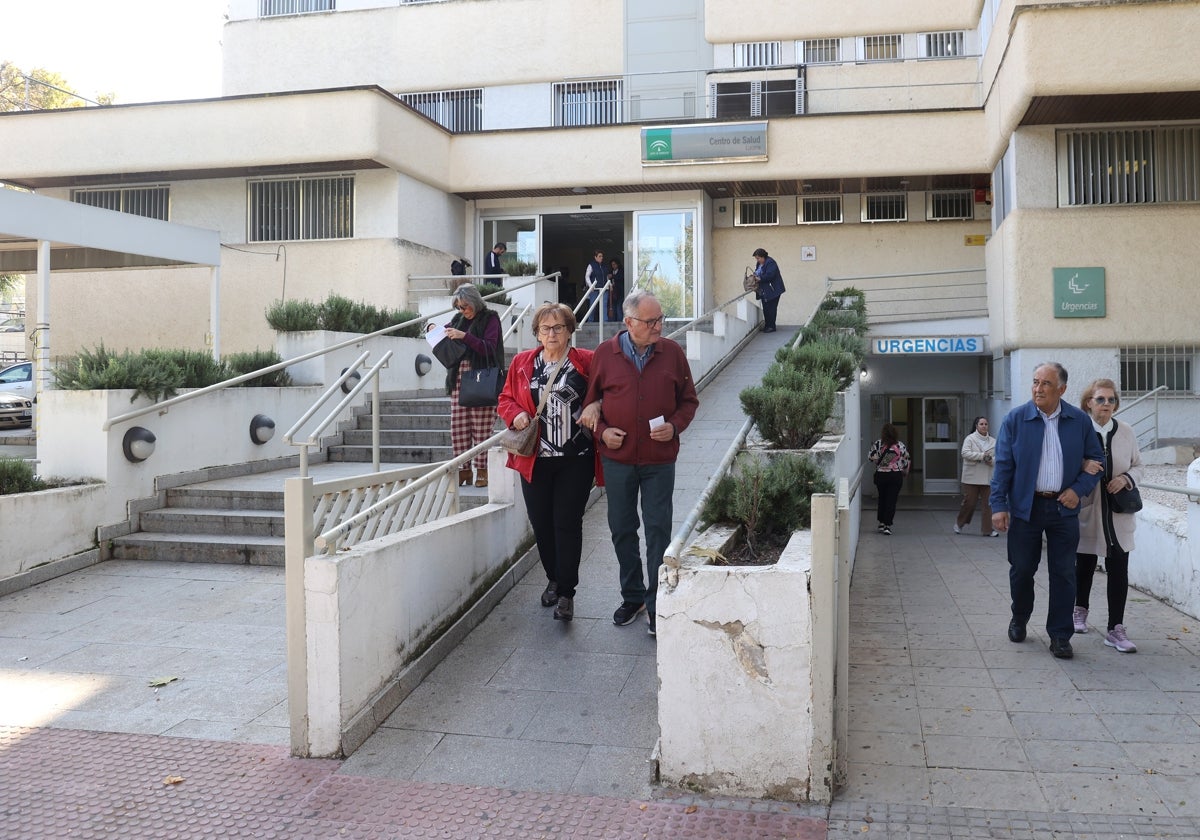 Ciudadanos, ayer en el acceso a las Urgencias, situadas en el centro de salud Lucena I