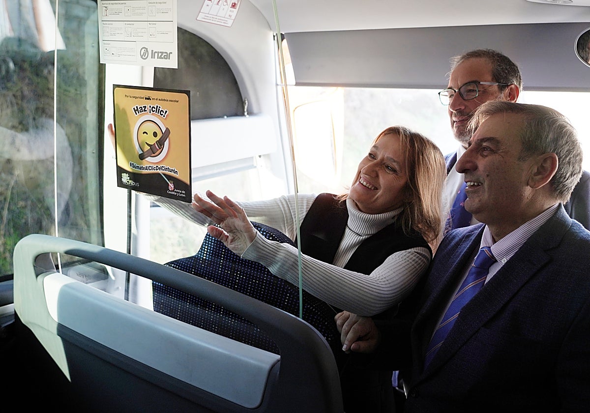 Rocío Lucas, José Luis Sanz Merino y Fernando García presentan la campaña para la concienciación del uso del cinturón en el transporte escolar