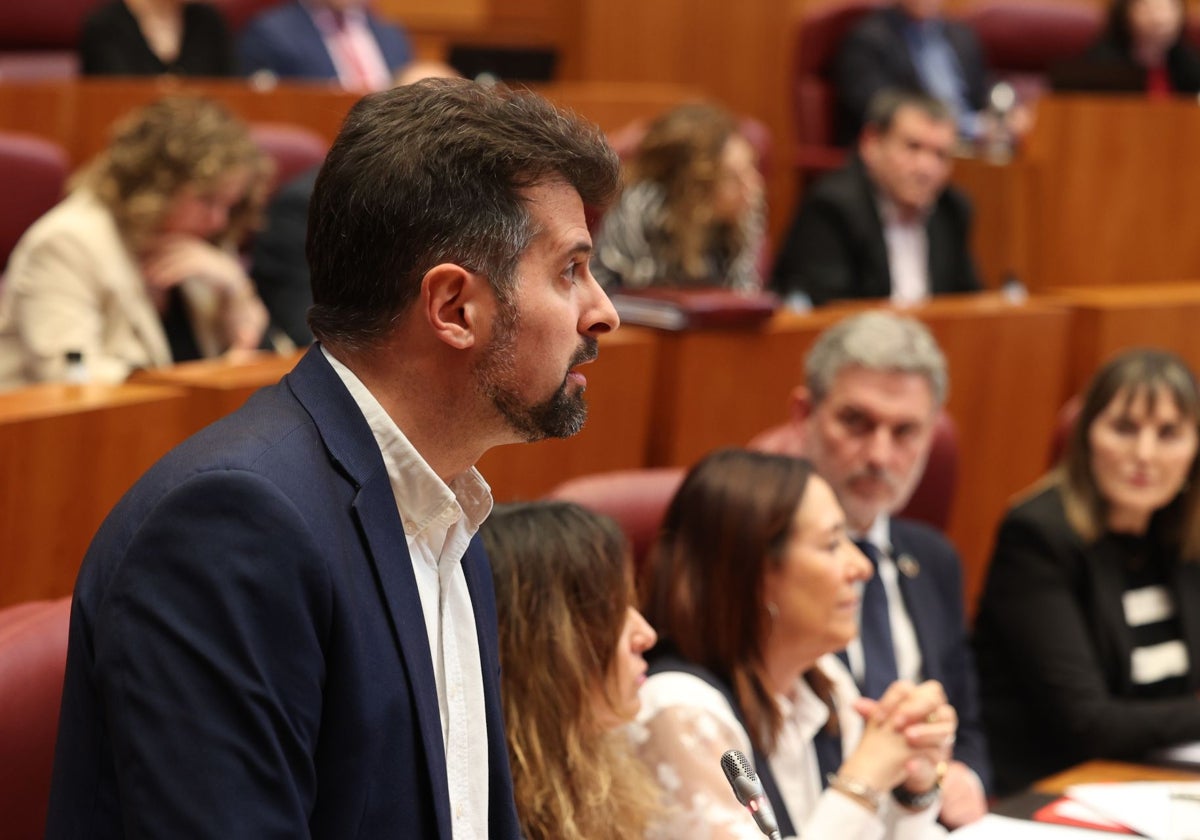 El socialista Luis Tudanca, durante su intervención en el pleno de las Cortes