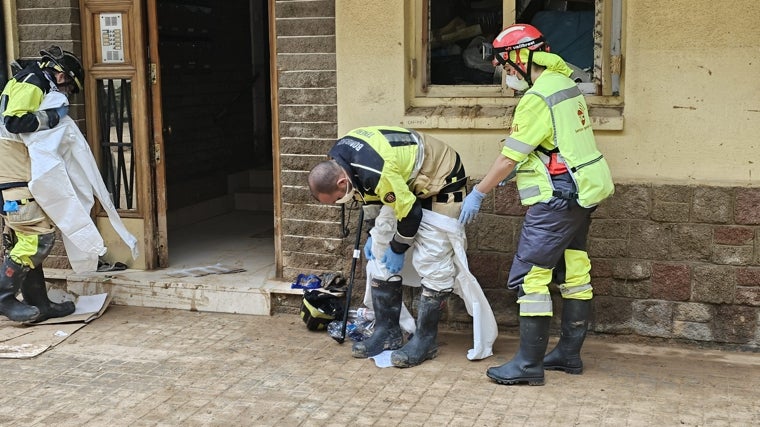 El emotivo agradecimiento de un niño valenciano recarga de energía a los bomberos canarios