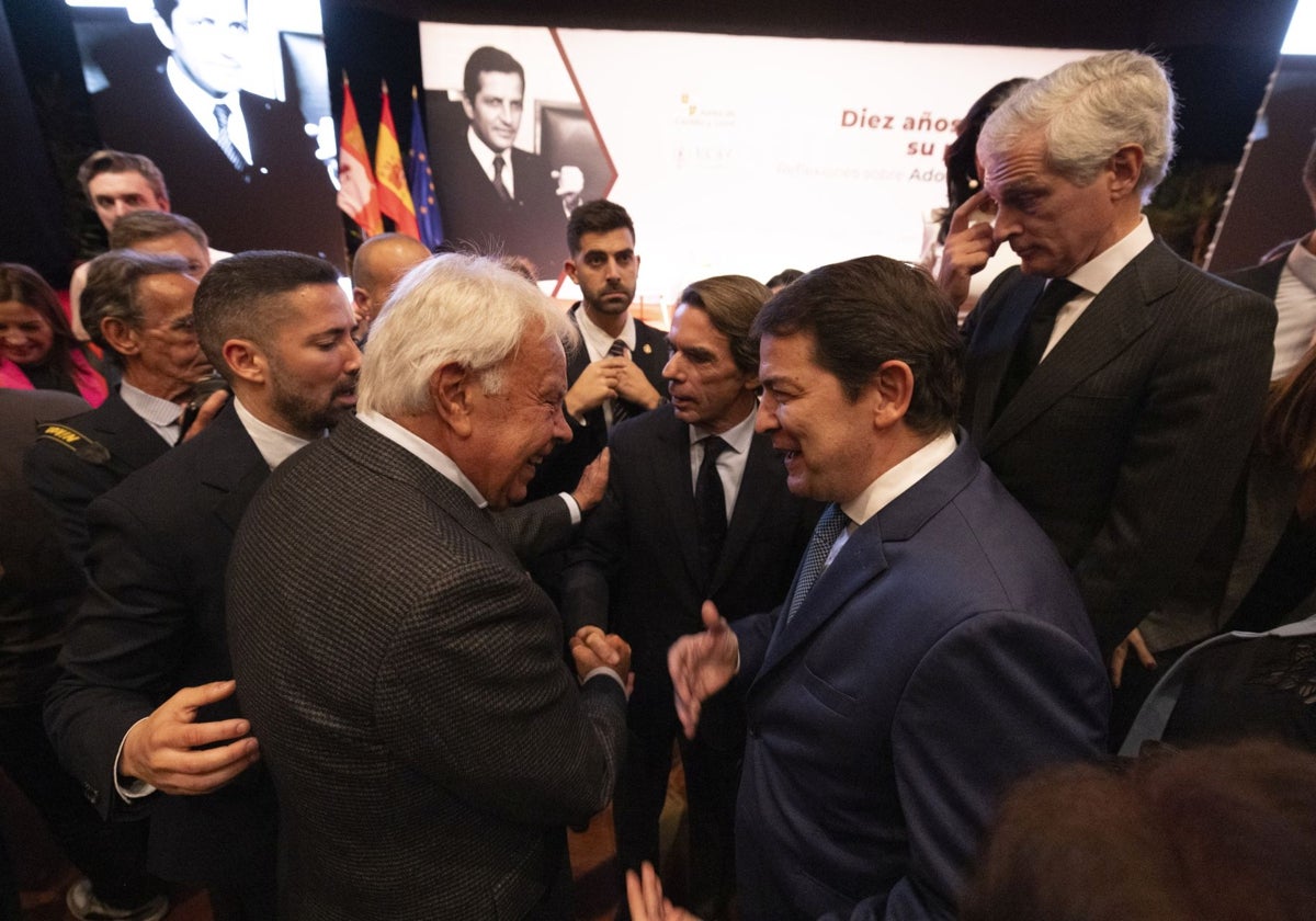 El presidente de la Junta, Alfonso Fernández Mañueco, y los expresidentes del Gobierno, Felipe González y José María Aznar, participan en la jornada 'Diez años de su partida: reflexiones sobre Adolfo Suárez'