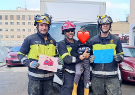 El emotivo agradecimiento de un niño valenciano recarga de energía a los bomberos canarios