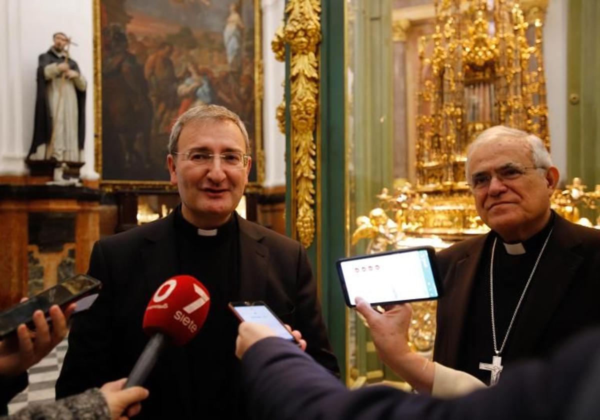 Joaquín Alberto Nieva, deán presidente del Cabildo Catedral de Córdoba, junto al obispo