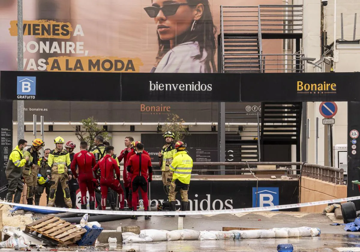 Imagen de bomberos en la entrada del parking subterráneo de Bonaire (Aldaia, Valencia)