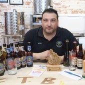 Carlos, el fontanero de Tomelloso que triunfa con su cerveza artesana en tierra de vinos