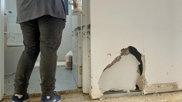 Image of the damage caused by the flood in the house of Fátima and Juanma, in Chiva (Valencia). The level that the water reached can also be seen on the wall.