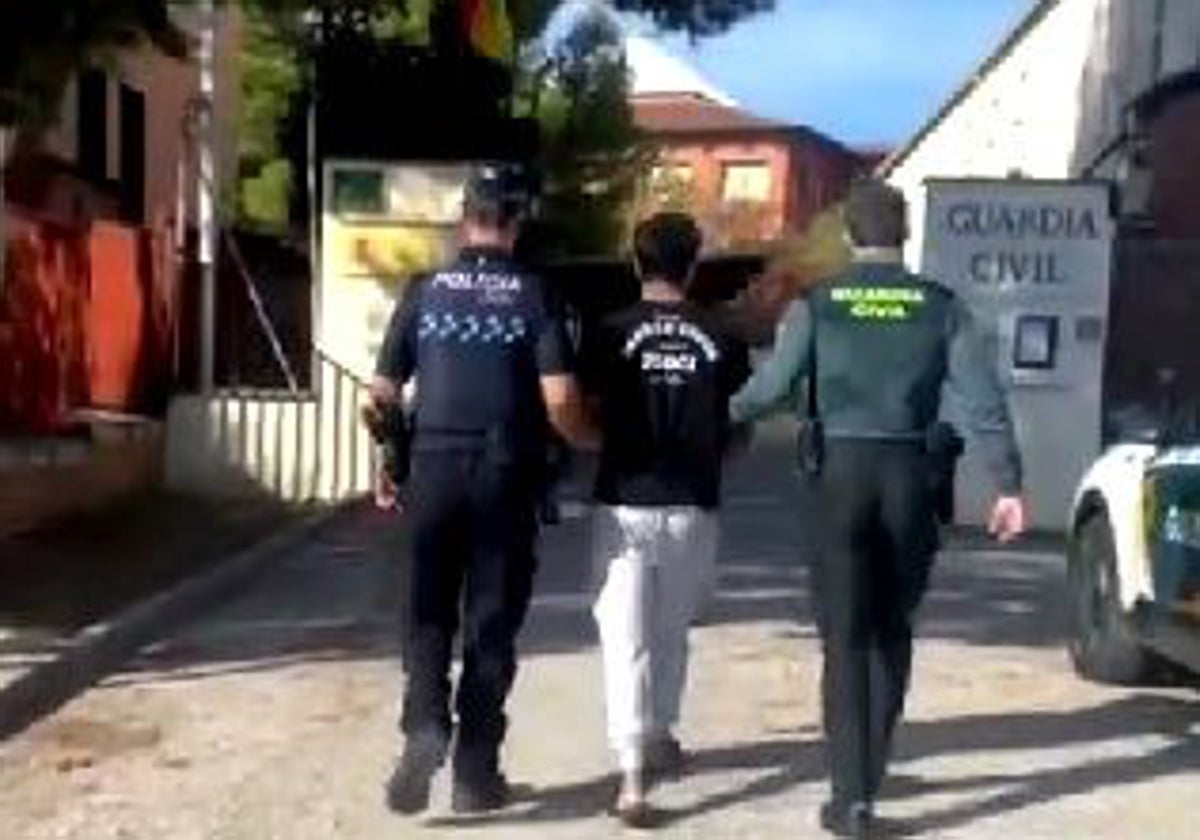 Uno de los detenidos en su traslado al cuartel de la Guardia Civil