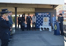 Dos artesanos  homenajean a la Policía Nacional con un monolito en León por su 200 aniversario