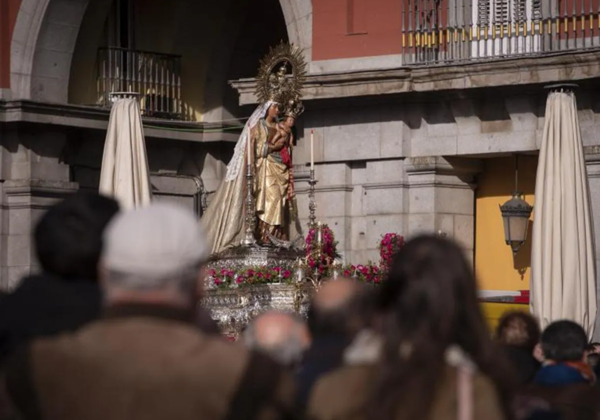 Imagen de archivo de la Virgen de la Almudena en la Plaza Mayor