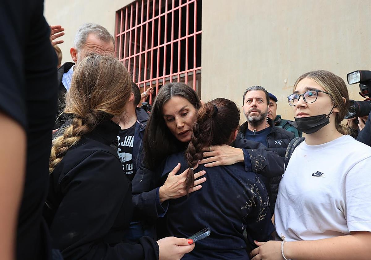 La Reina Letizia abraza a una mujer en su visita a Paiporta, una de las ciudades más afectadas por la DANA