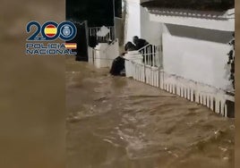 Juan Manuel y Carlos, los policías que sacaron en volandas a una anciana de 99 años de su casa inundada por la DANA en Valencia