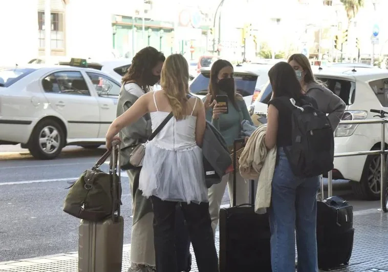 turistas-ave-malaga-RScXOmWcmisByxZXMAB3boJ-758x531@diario_abc.jpg