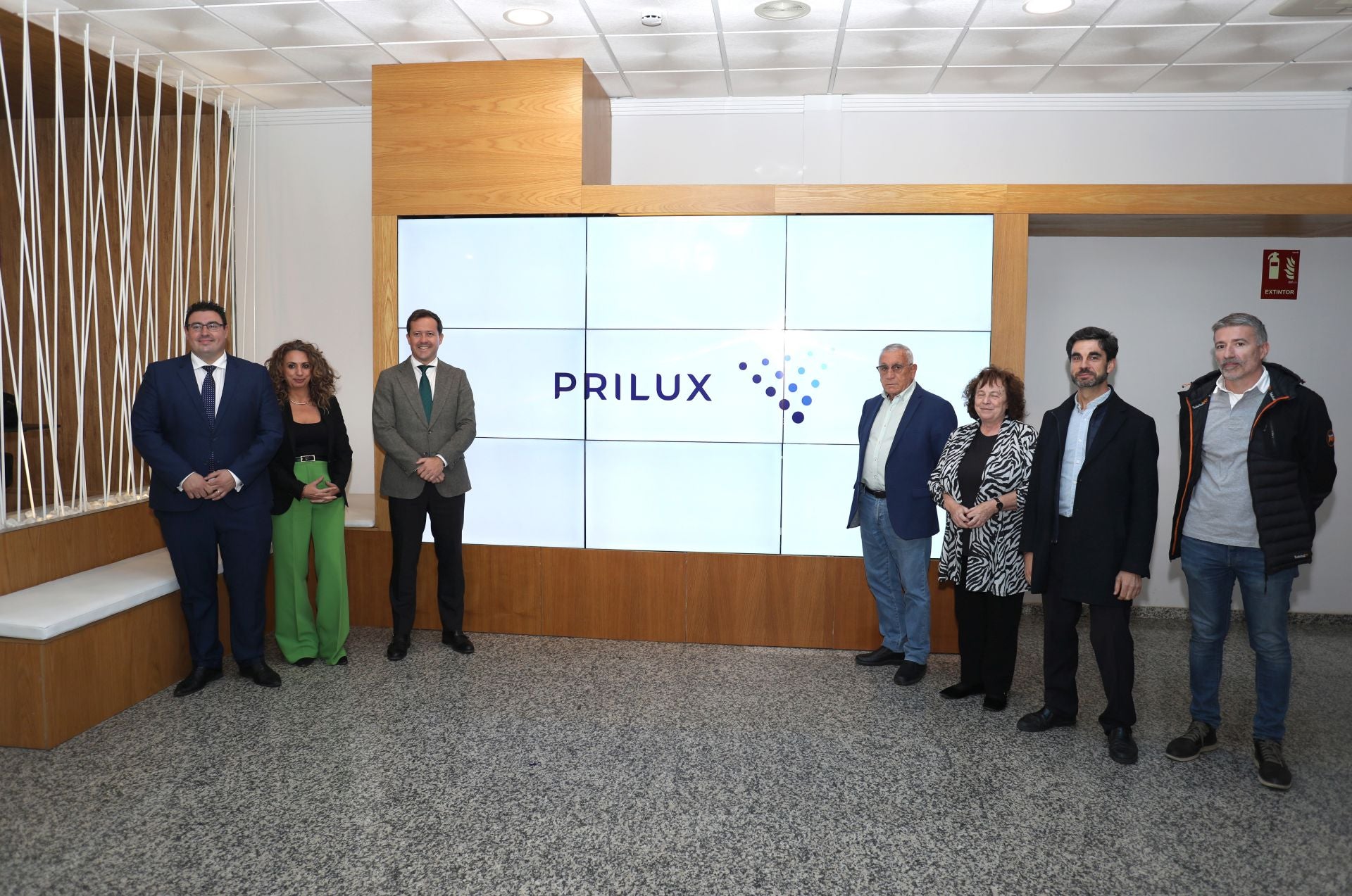 La visita de Carlos Velázquez a Prilux, la empresa toledana que va a iluminar la Navidad