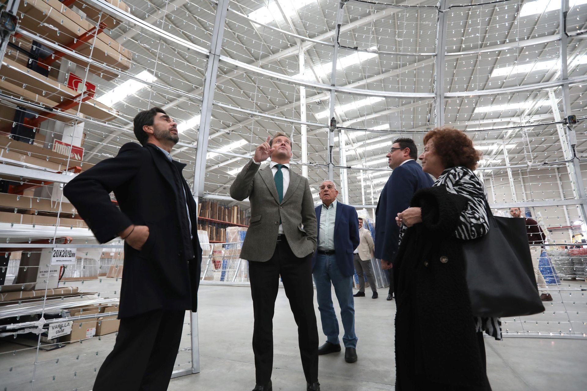 La visita de Carlos Velázquez a Prilux, la empresa toledana que va a iluminar la Navidad