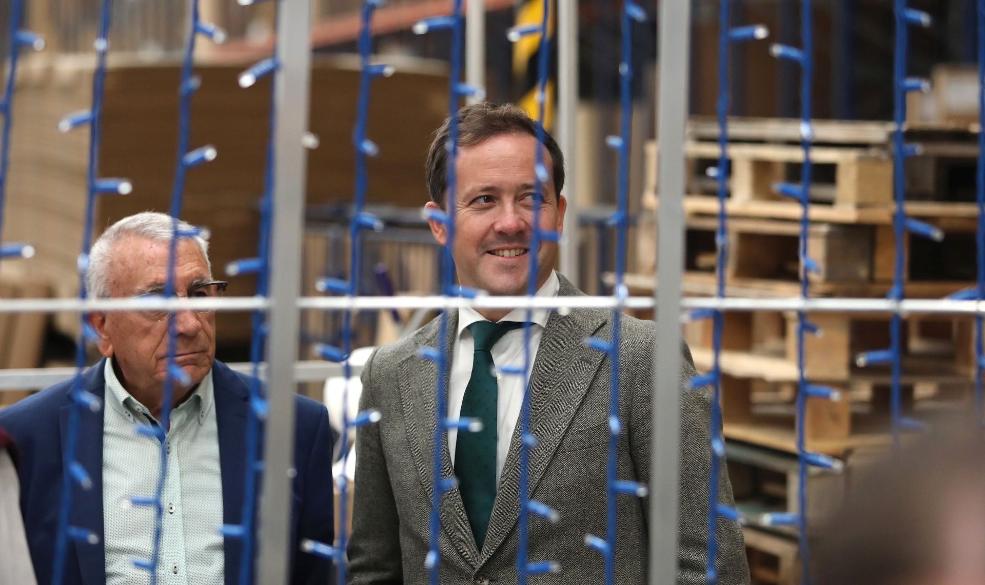 La visita de Carlos Velázquez a Prilux, la empresa toledana que va a iluminar la Navidad