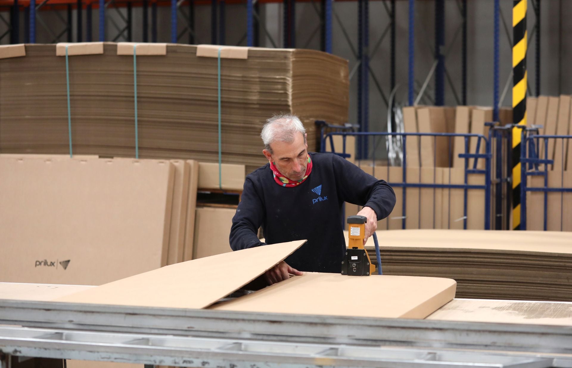 La visita de Carlos Velázquez a Prilux, la empresa toledana que va a iluminar la Navidad