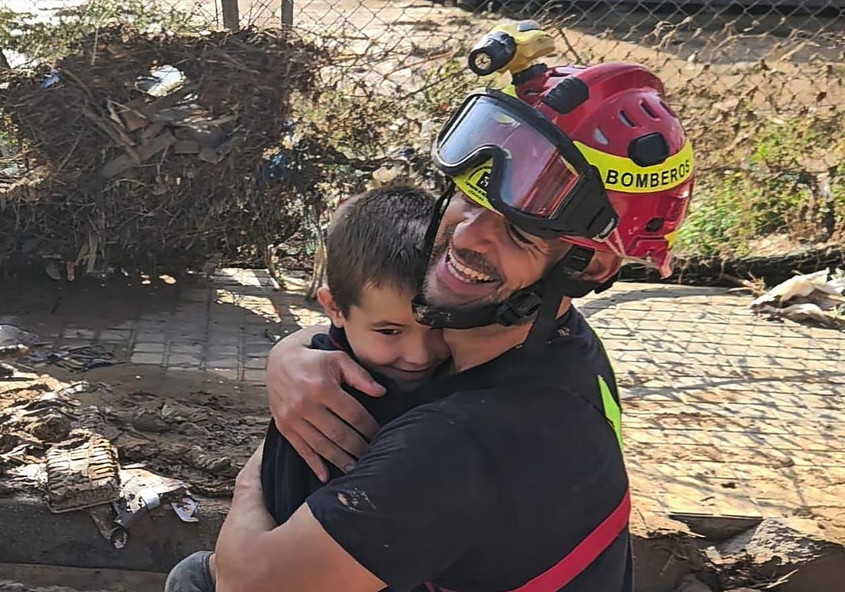 El bombero cordobés Rafael Exopósito abrazando al pequeño Dani