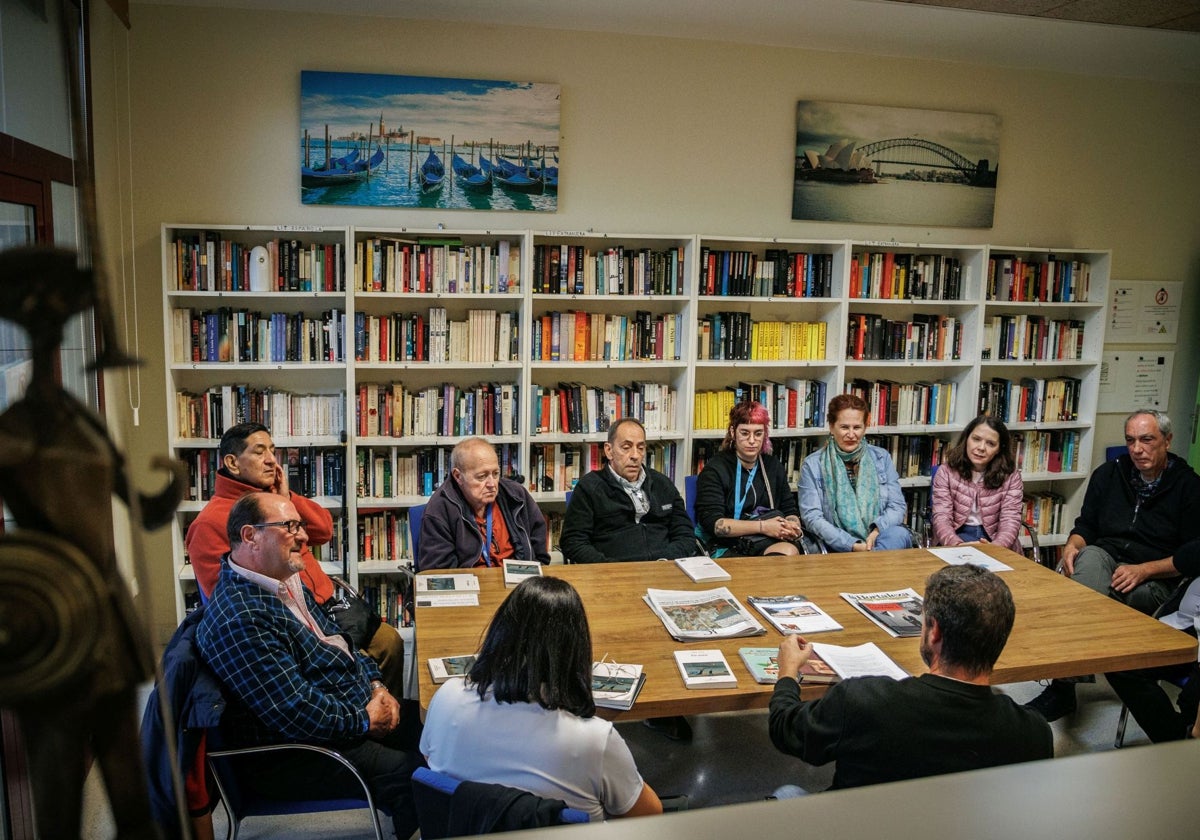 Residentes y voluntarios durante el club de lectura