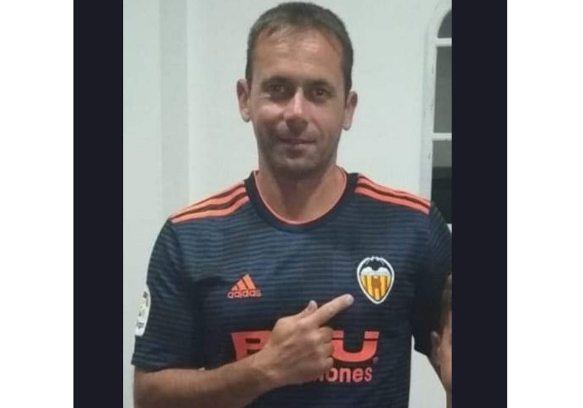 Fidel Montero con una camiseta del Valencia